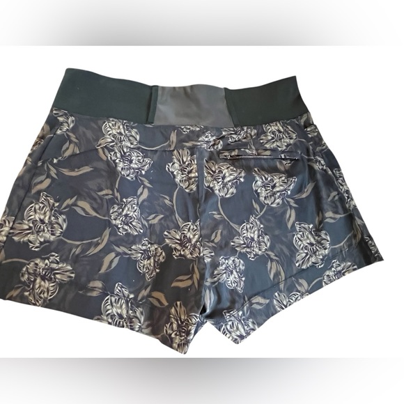 Athleta Trekkie North Printed Shorts Women's 12 Olive Army Green Floral like new - Picture 2 of 8